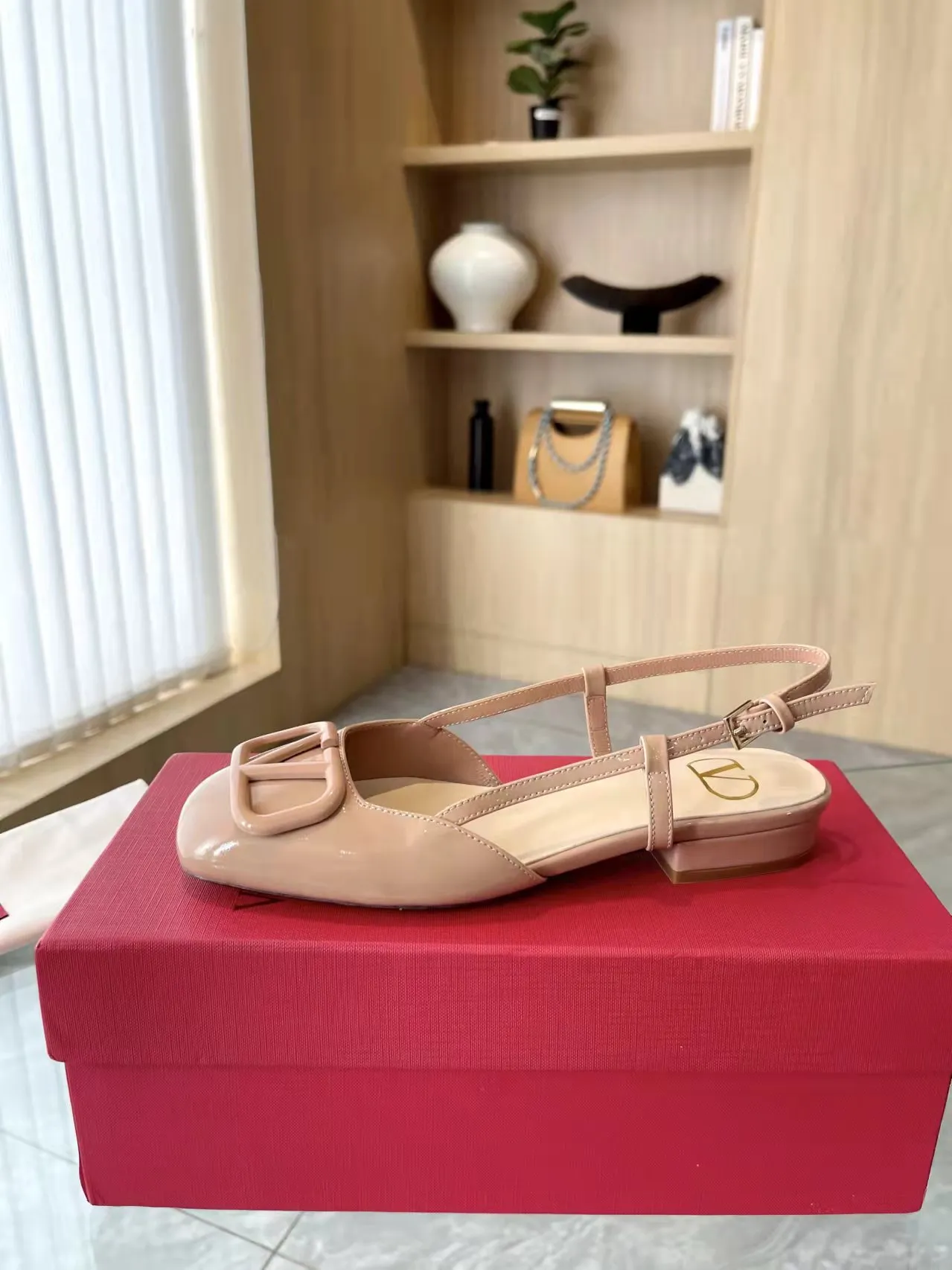 👟👟Ex-factory price 400👟👟 Genuine leather sole +40 Top version 𝑉𝐴𝐿𝐸𝑁𝑇𝐼𝑁𝑂 Valentino new spring and summer women's back hollow new sandals. Unique V-buckle hardware accessories bring out a full sense of luxury. The new season will live up to expectations! Worth buying★Absolutely high-grade❥Original method, Absolutely sensual❥Elegant style, creating a different feeling, simple and elegant style!  Code number: 35-41 (34-42 customized, non-returnable) Fabric: Imported sheepskin Inner foot pads: Inner sheepskin Heel height: 2 cm Leather outsole Rubber outsole